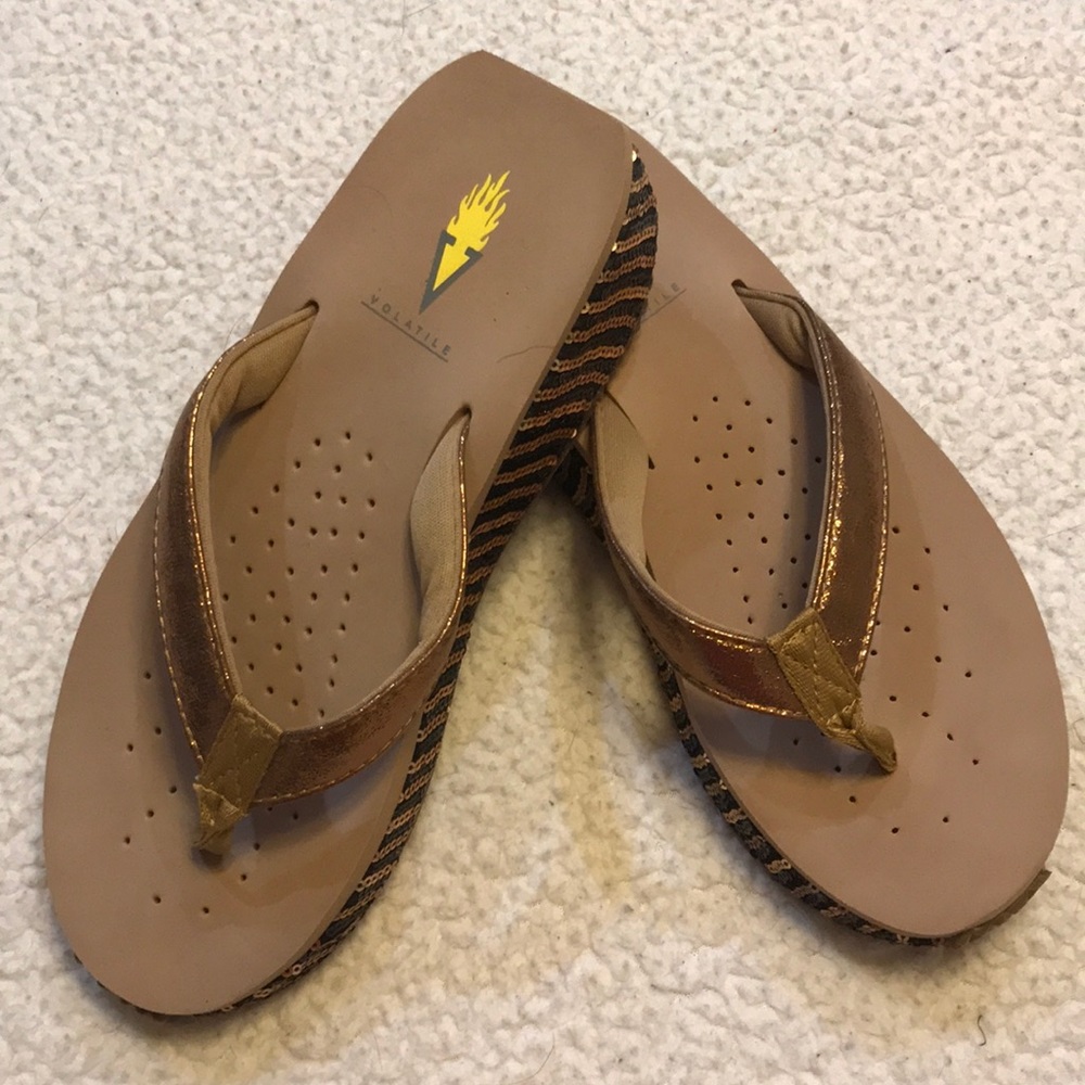 Volatile flip flop gold